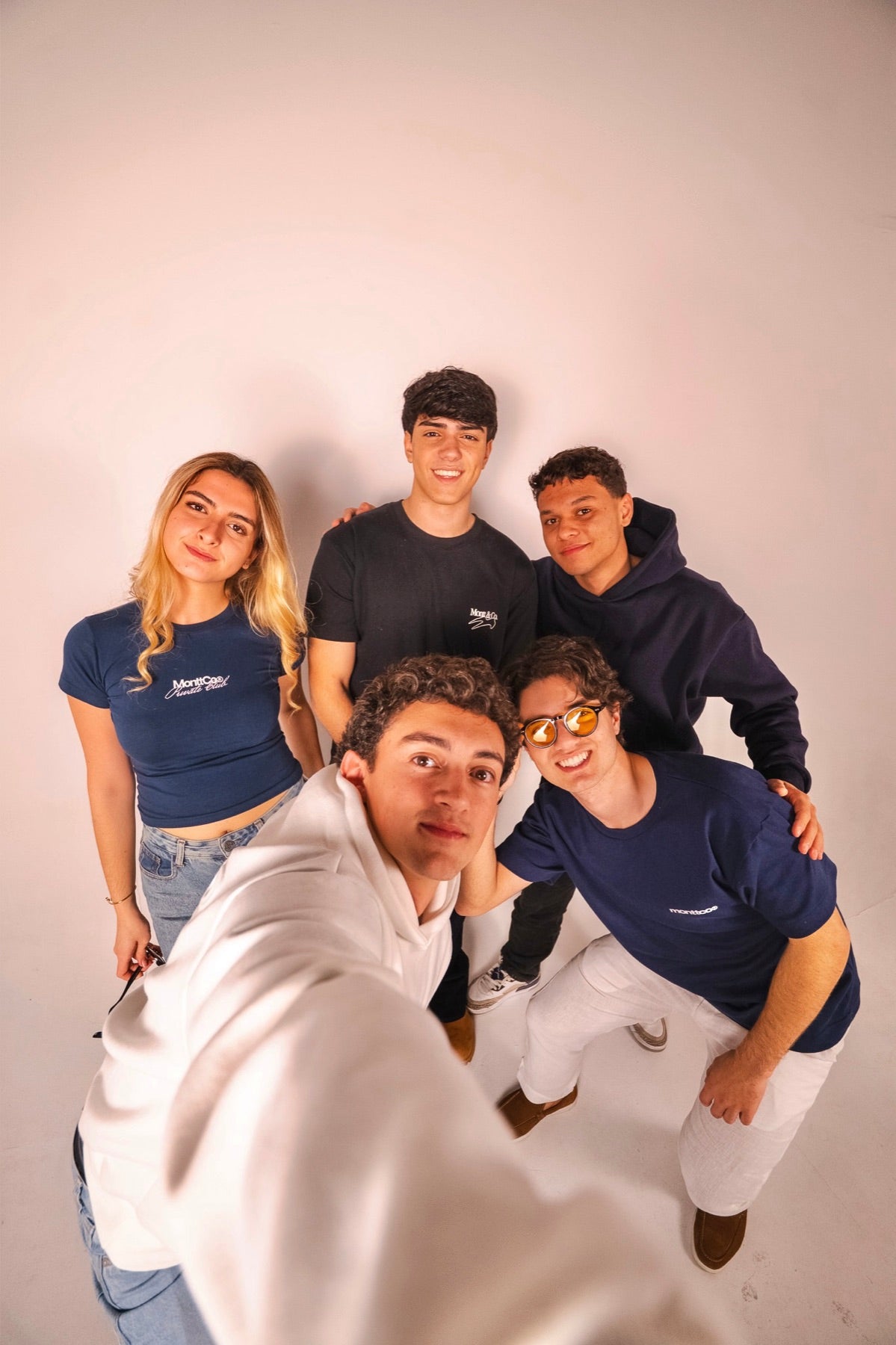 Grupo de amigos em estúdio, fundo rosa