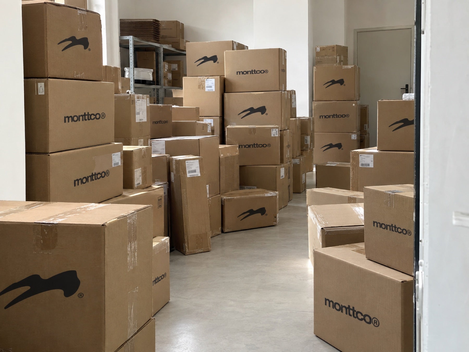 Caixas de envio empilhadas no estúdio